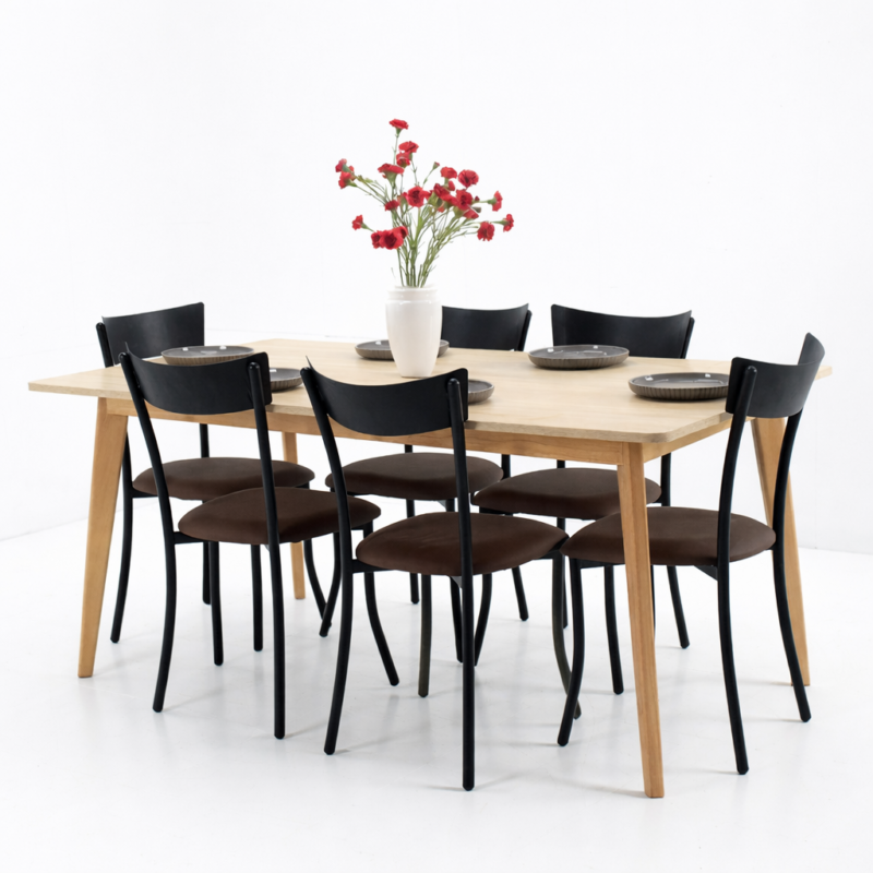 Salle à manger moderne composée d’une table en bois naturel et de six chaises noires au design contemporain, idéale pour un intérieur élégant et chaleureux.