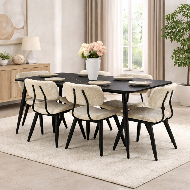 Salle à manger moderne avec table rectangulaire noire et six chaises en tissu bouclette beige, intégrée dans un décor intérieur élégant, lumineux et prestigieux.