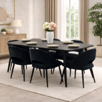 Salle à manger moderne composée d’une table rectangulaire noire et de six chaises noires élégantes, intégrée dans un décor intérieur lumineux, sobre et prestigieux.