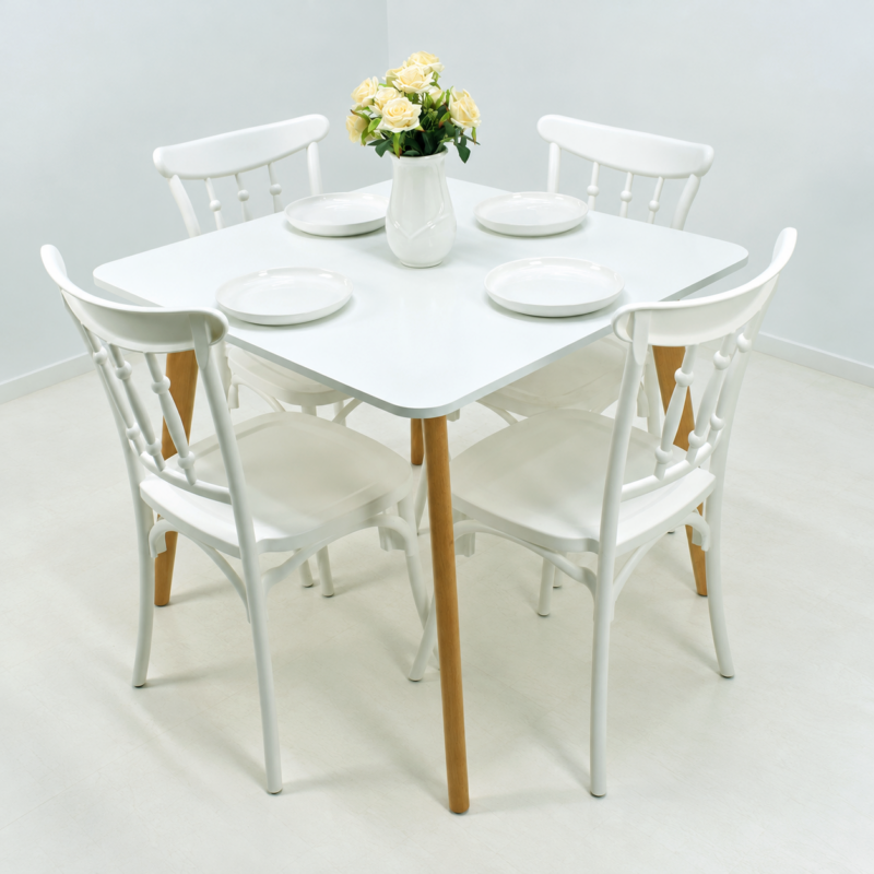 Salle à manger blanche avec table moderne en bois naturel et quatre chaises