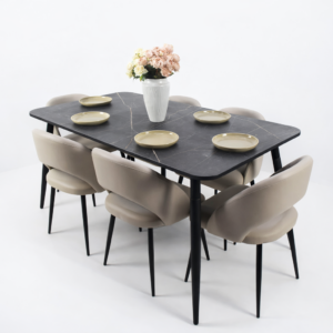 Salle à manger contemporaine avec table rectangulaire effet marbre noir et six chaises beiges au design moderne, sur fond blanc épuré.