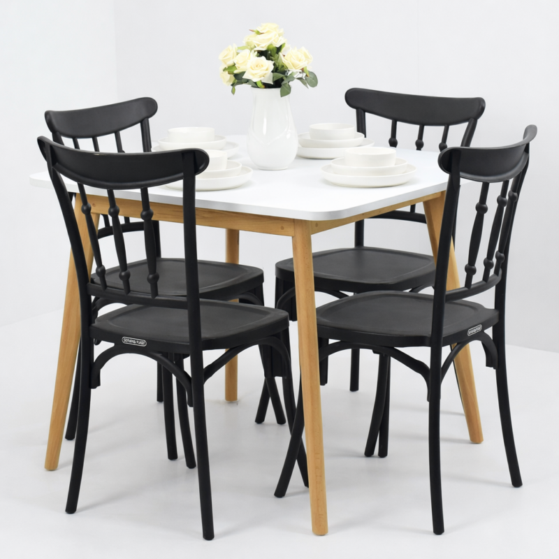 Salle à manger moderne avec table en bois et quatre chaises noires
