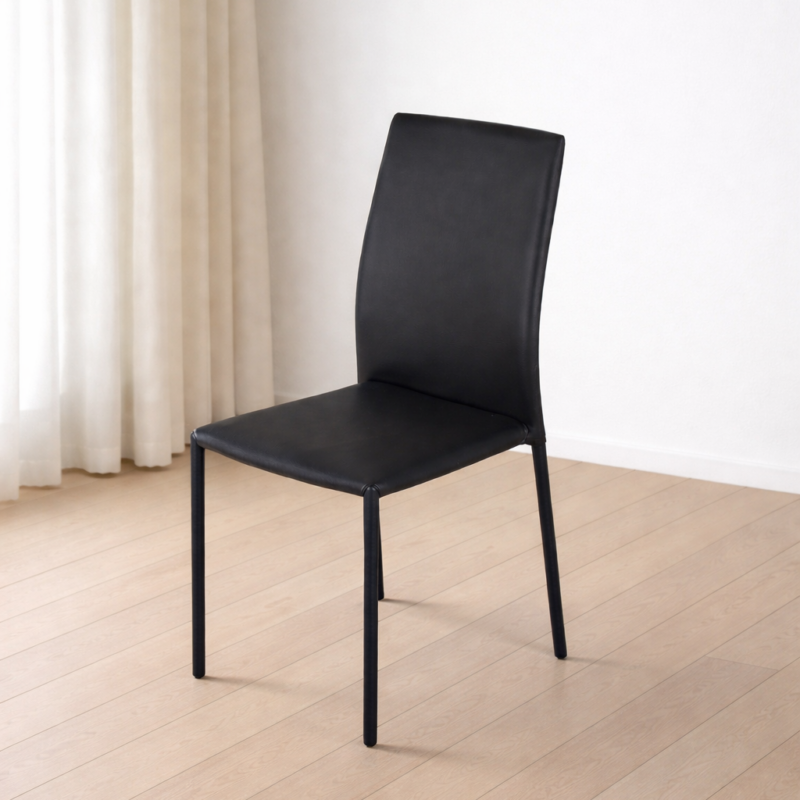 Chaise moderne noire en simili cuir posée sur un sol clair avec rideaux, décor épuré