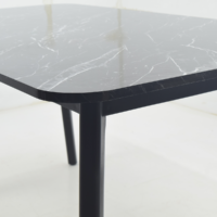 Table à manger rectangulaire moderne plateau noir effet marbre avec pieds métalliques noirs design contemporain