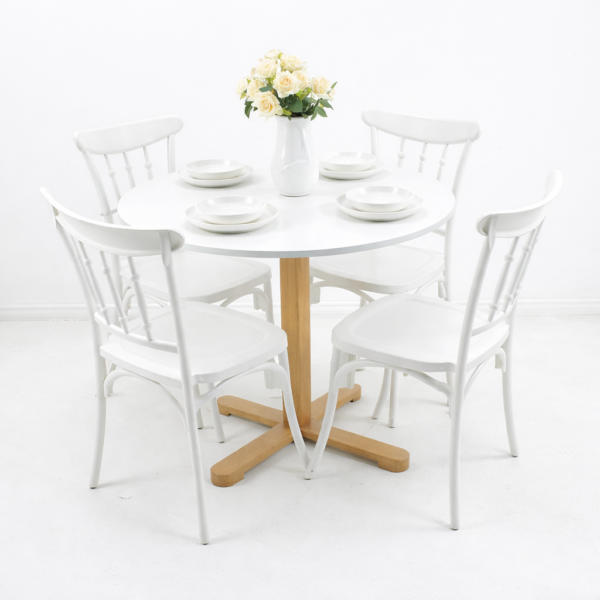 Ensemble salle à manger 5 pièces composé d'une table ronde plateau blanc avec pied en bois naturel et 4 chaises blanches style scandinave, décoré d'un bouquet de roses blanches