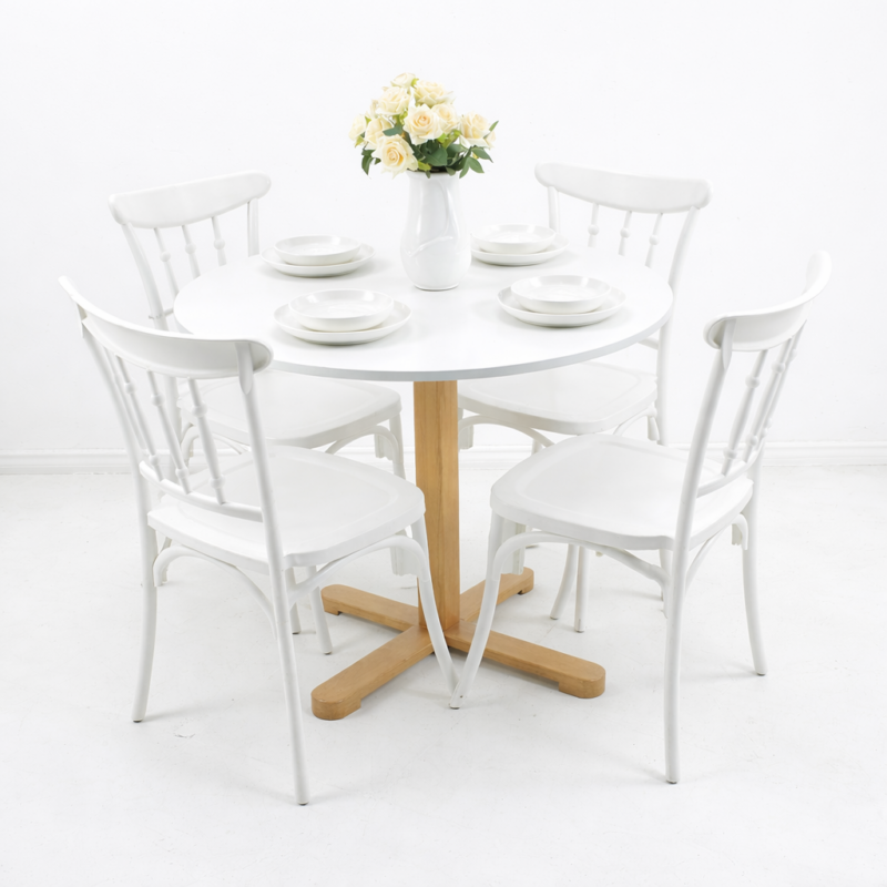 Ensemble salle à manger 5 pièces composé d'une table ronde plateau blanc avec pied en bois naturel et 4 chaises blanches style scandinave, décoré d'un bouquet de roses blanches