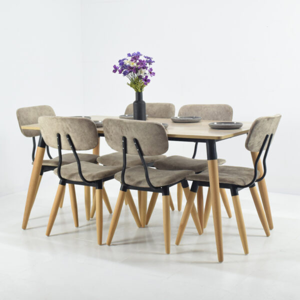 Salle à manger blindée 6 personnes composée d'une table rectangulaire plateau bois clair avec pieds en hêtre naturel et structure noire, accompagnée de 6 chaises rembourrées en velours taupe avec pieds bois et cadre métal noir, photographiée sur fond blanc.