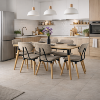 Ensemble salle à manger 6 personnes installé dans une cuisine ouverte moderne : table rectangulaire plateau bois clair avec pieds hêtre naturel et cadre noir, entourée de 6 chaises rembourrées velours taupe, sous trois suspensions blanches, carrelage gris clair et meubles de cuisine en bois et blanc.