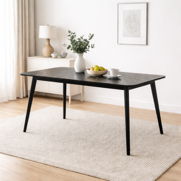 Table à manger rectangulaire moderne plateau noir effet marbre avec pieds noirs dans une salle à manger minimaliste