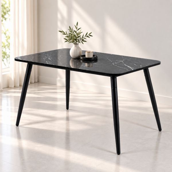 Table à manger rectangulaire noire avec plateau effet marbre dans un décor minimaliste lumineux