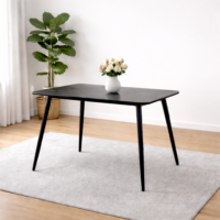 Table à manger rectangulaire noire avec plateau effet marbre dans un décor minimaliste lumineux