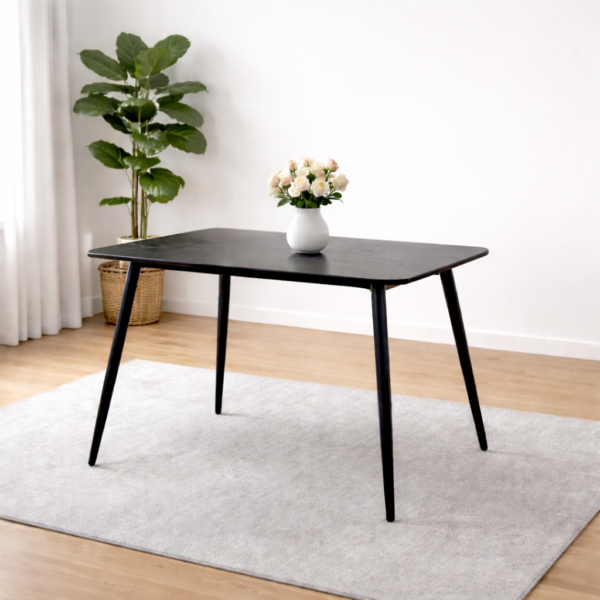 Table à manger rectangulaire noire avec plateau effet marbre dans un décor minimaliste lumineux