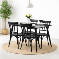 Ensemble table à manger noire avec plateau effet marbre et 4 chaises design, intégré dans un décor simple et minimaliste avec tapis rond et plante verte