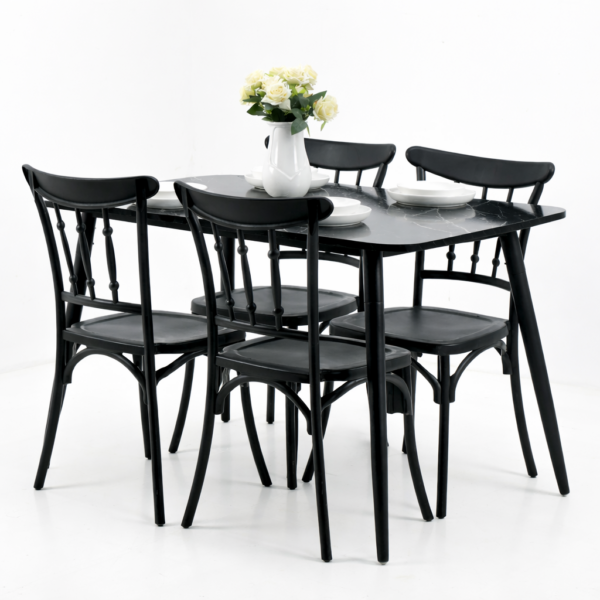 Table à manger noire avec plateau effet marbre accompagnée de 4 chaises design, idéale pour un intérieur moderne et minimaliste