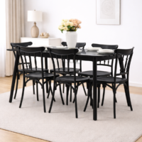 Table à manger noire avec plateau effet marbre entourée de six chaises noires dans un décor moderne et minimaliste