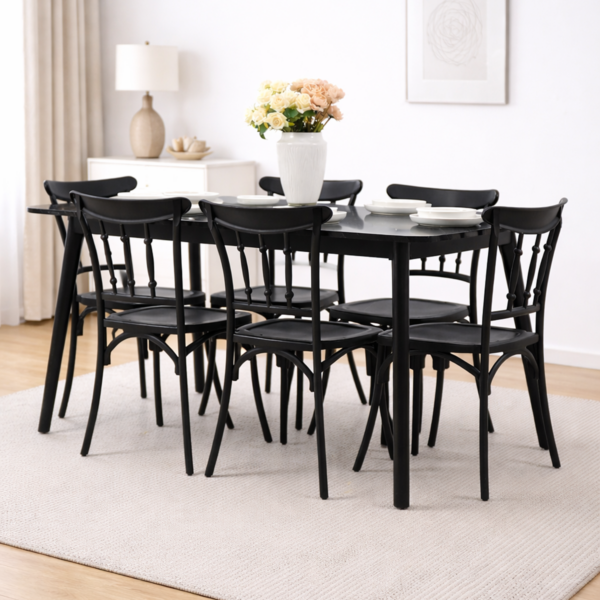 Table à manger noire avec plateau effet marbre entourée de six chaises noires dans un décor moderne et minimaliste