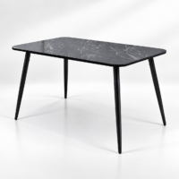 Table à manger rectangulaire noire avec plateau effet marbre dans un décor minimaliste lumineux