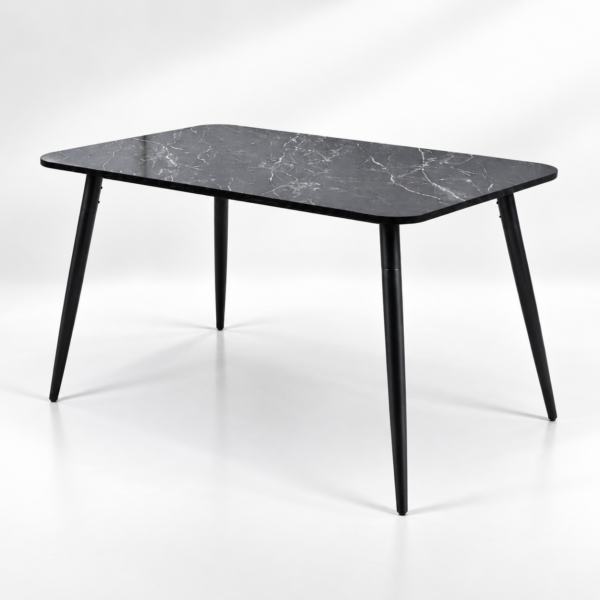 Table à manger rectangulaire noire avec plateau effet marbre dans un décor minimaliste lumineux