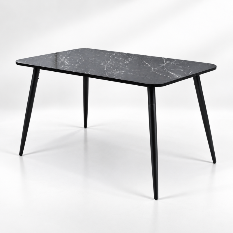 Table à manger rectangulaire noire avec plateau effet marbre dans un décor minimaliste lumineux