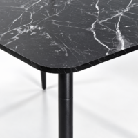 Table à manger rectangulaire noire avec plateau effet marbre dans un décor minimaliste lumineux