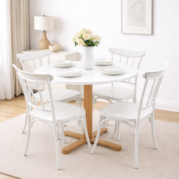 Table à manger ronde blanche avec pied en bois naturel entourée de quatre chaises blanches dans un décor scandinave minimaliste