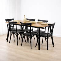 Salle à manger 6 places avec table effet bois et chaises noires dans un décor simple et lumineux