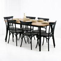 Salle à manger moderne avec table effet bois et 6 chaises noires dans un décor minimaliste blanc