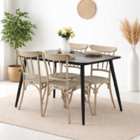 Table à manger effet marbre noir avec chaises beige dans un décor simple avec plante et tapis naturel