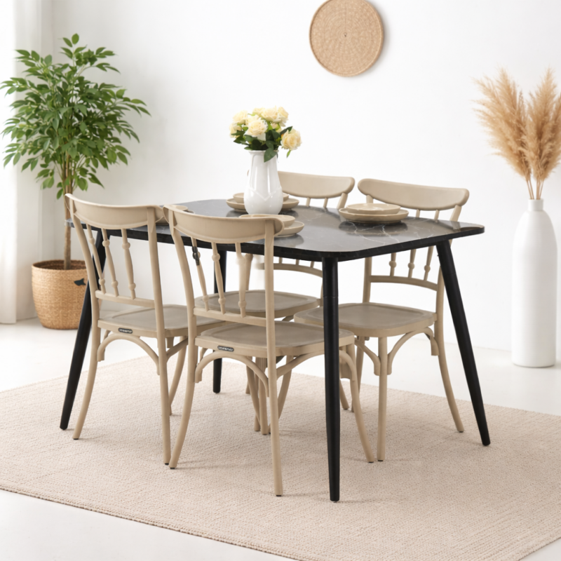 Table à manger effet marbre noir avec chaises beige dans un décor simple avec plante et tapis naturel