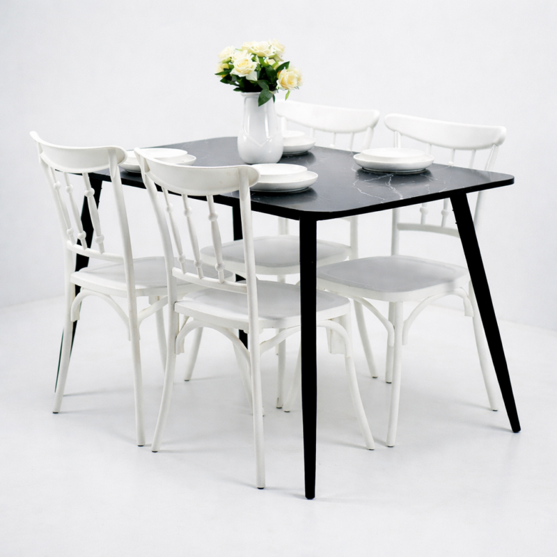 Table à manger noire effet marbre avec quatre chaises blanches dans une salle à manger moderne au mur beige et sol en bois clair