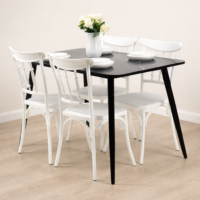 Table à manger moderne avec plateau noir effet marbre et chaises blanches dans un décor minimaliste avec tapis beige et sol en bois clair