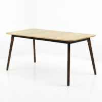 Table à manger rectangulaire en bois clair avec pieds inclinés foncés sur fond blanc épuré