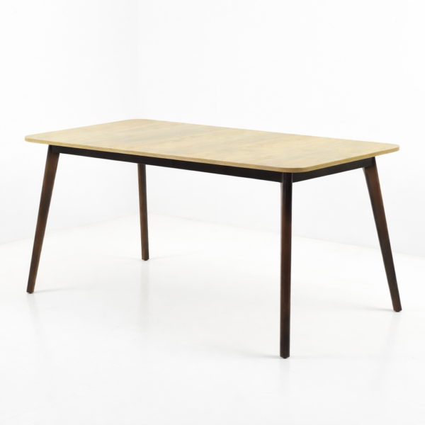 Table à manger rectangulaire en bois clair avec pieds inclinés foncés sur fond blanc épuré