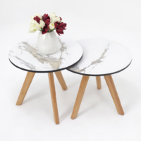 Ensemble de deux tables basses gigognes rondes effet marbre blanc avec pieds en bois clair et vase décoratif