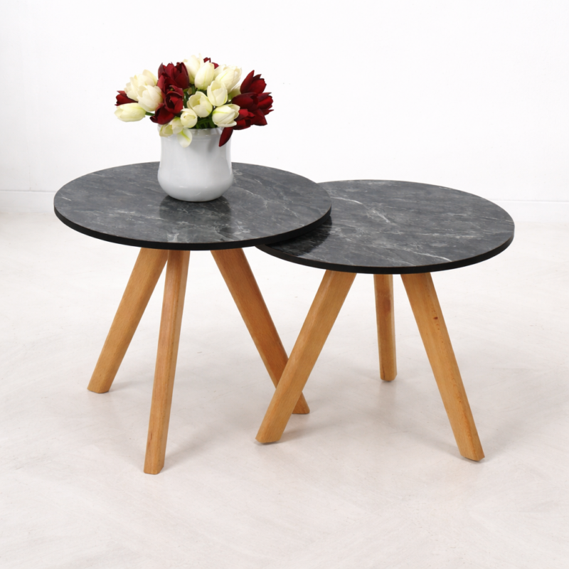Deux tables basses gigognes rondes effet marbre noir avec pieds en bois et vase décoratif de fleurs
