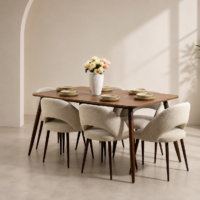 Salle à manger contemporaine avec table en bois foncé et 6 chaises bouclées beige dans un décor moderne et lumineux.