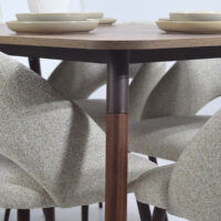 Table à manger moderne en bois foncé accompagnée de 6 chaises bouclées crème dans un style contemporain élégant.