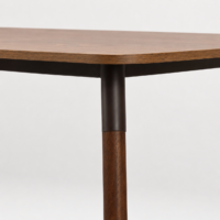 Table à manger rectangulaire en bois avec pieds inclinés style scandinave sur fond blanc épuré.