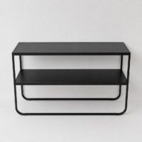 Console moderne noire à deux niveaux avec structure en métal, idéale pour une entrée, un salon ou un espace de rangement contemporain.