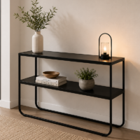 Console moderne noire à deux niveaux avec structure en métal, idéale pour une entrée, un salon ou un espace de rangement contemporain.