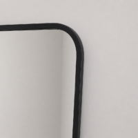 Miroir sur pied rectangulaire à angles arrondis avec cadre noir mat, design moderne et minimaliste, idéal pour chambre, salon, dressing ou entrée