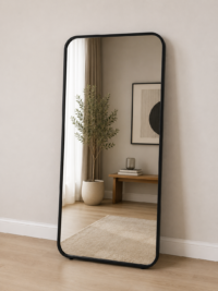 Miroir sur pied rectangulaire à angles arrondis avec cadre noir mat, design moderne et minimaliste, idéal pour chambre, salon, dressing ou entrée