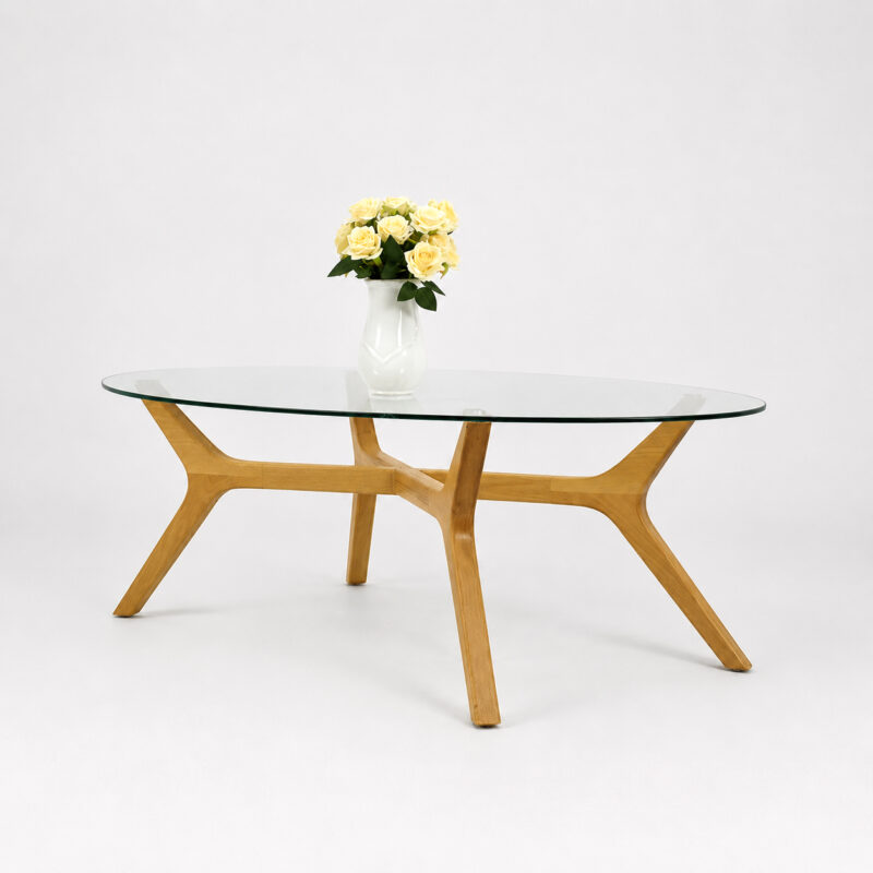Table basse ovale avec plateau en verre trempé transparent et structure en bois massif au design scandinave, idéale pour un salon moderne.