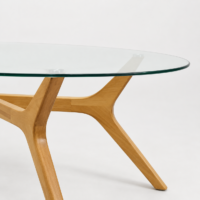 Table basse ovale avec plateau en verre trempé transparent et structure en bois massif au design scandinave, idéale pour un salon moderne.