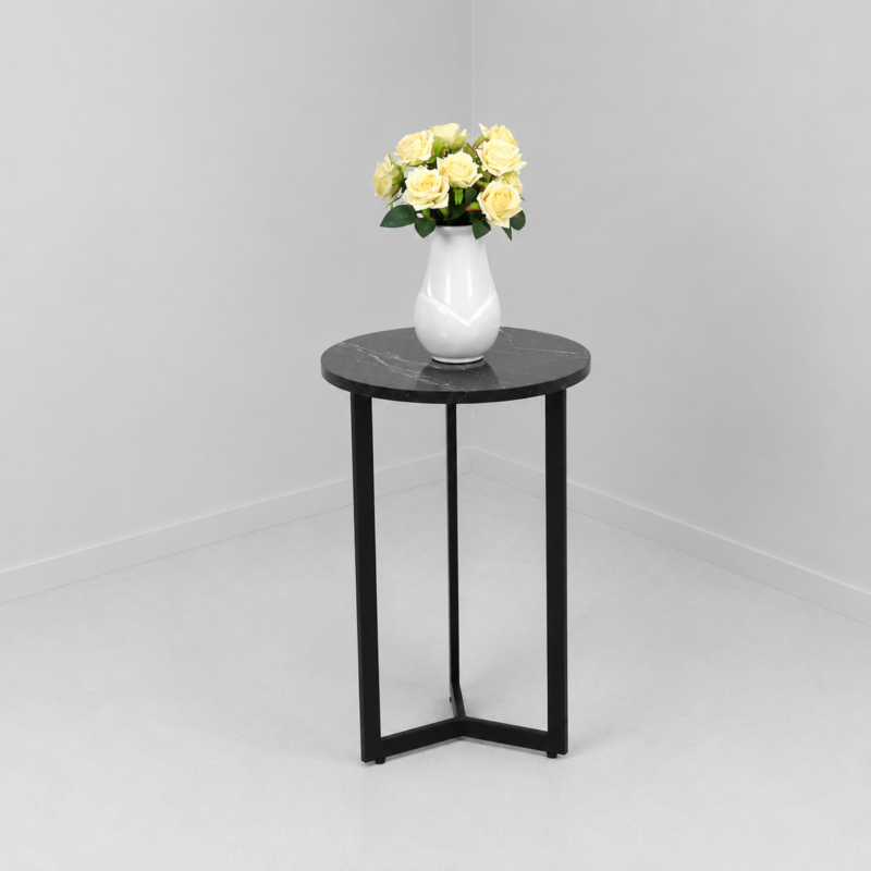 Table d'appoint ronde effet marbre noir avec structure en métal noir, idéale pour le salon, la chambre ou un coin décoration moderne.