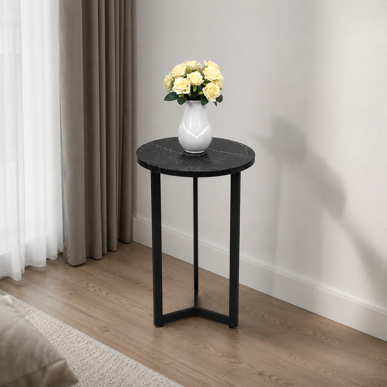 Table d'appoint ronde effet marbre noir avec structure en métal noir, idéale pour le salon, la chambre ou un coin décoration moderne.