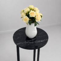 Table d'appoint ronde effet marbre noir avec structure en métal noir, idéale pour le salon, la chambre ou un coin décoration moderne.