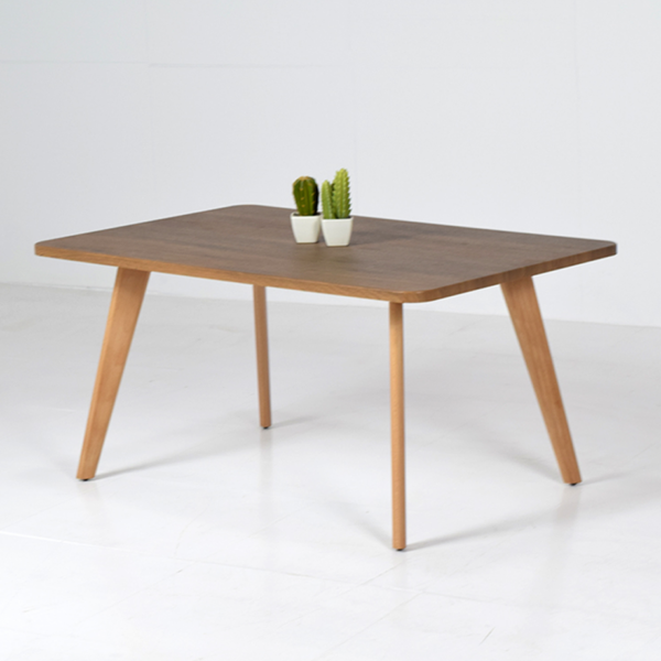 Table basse rectangulaire en finition bois avec pieds inclinés au design moderne, idéale pour un salon contemporain, scandinave ou minimaliste.