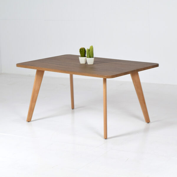 Table basse rectangulaire en finition bois avec pieds inclinés au design moderne, idéale pour un salon contemporain, scandinave ou minimaliste.