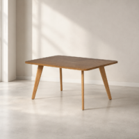 Table basse rectangulaire en finition bois avec pieds inclinés au design moderne, idéale pour un salon contemporain, scandinave ou minimaliste.